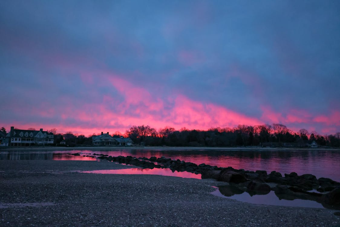 Free GO BIG PINK! Daybreak. 47° F.  5:46 to 6:30 am. April 1, 2024. Cove Island Park, Stamford, CT. Stock Photo