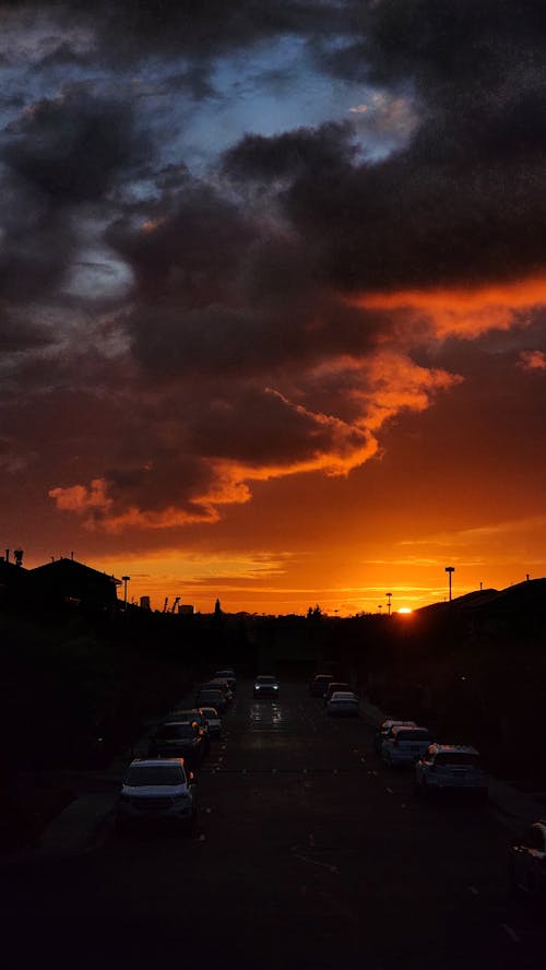 Foto profissional grátis de automóveis, céu alaranjado, cidade