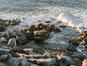 海浪汹涌的岩石海岸，凸显了大自然的壮美