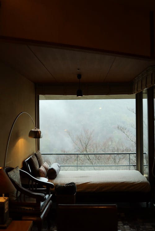 Darmowe zdjęcie z galerii z łóżko, okna, okno