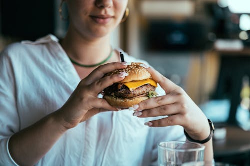 Darmowe zdjęcie z galerii z cheeseburger, jedzenie, kobieta