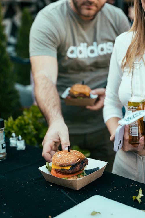 Gratis lagerfoto af arm, boks, cheeseburger