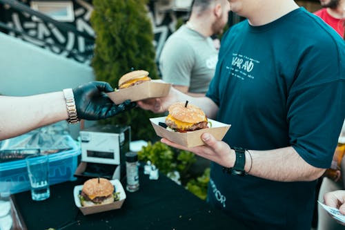 Imagine de stoc gratuită din burgeri, focalizare selectivă, în picioare