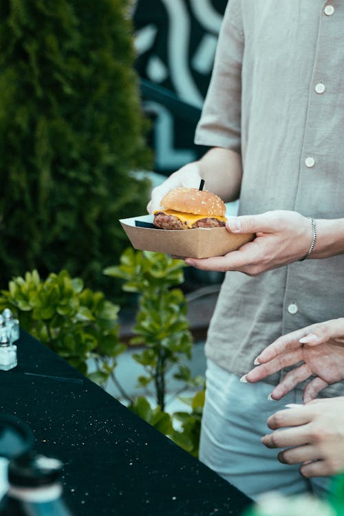 Darmowe zdjęcie z galerii z burger, jedzenie, koszula