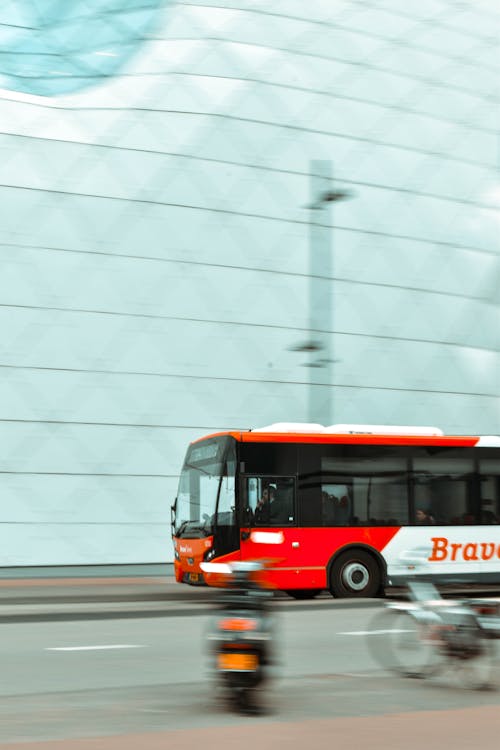 無料 赤と白のバスのセレクティブフォーカス写真 写真素材