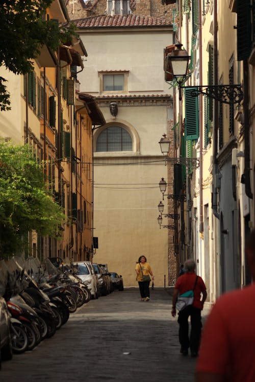 Foto d'estoc gratuïta de aparcat, caminant, carrer