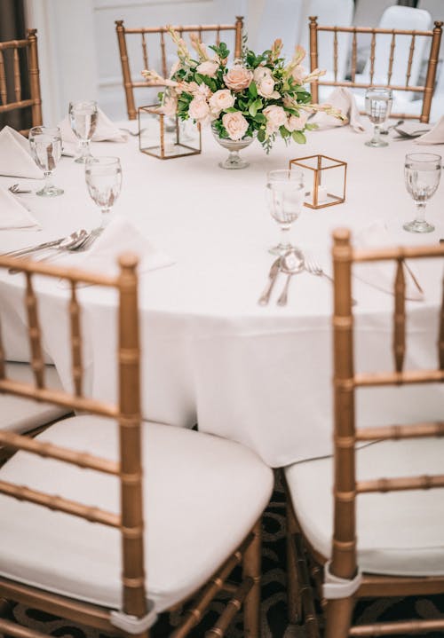 Arrangement De Fleurs Sur Le Dessus De La Table Avec Des Chaises