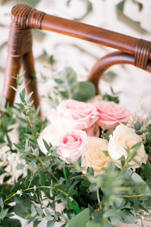 바구니에 흰색과 분홍색 장미 꽃의 선택적 초점 사진