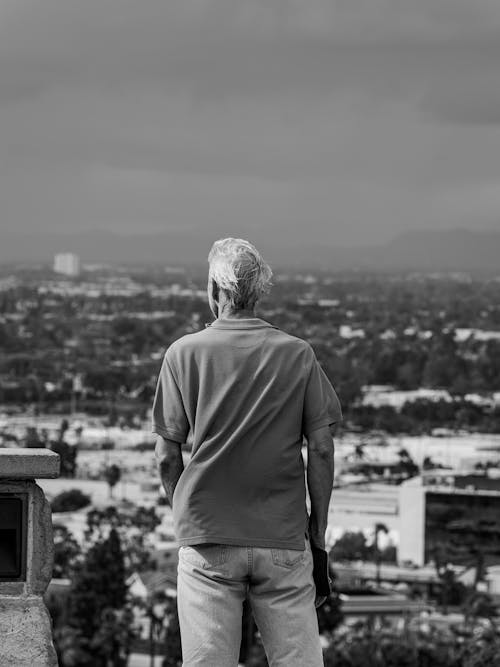 Fotos de stock gratuitas de blanco y negro, camiseta de manga corta, de espaldas