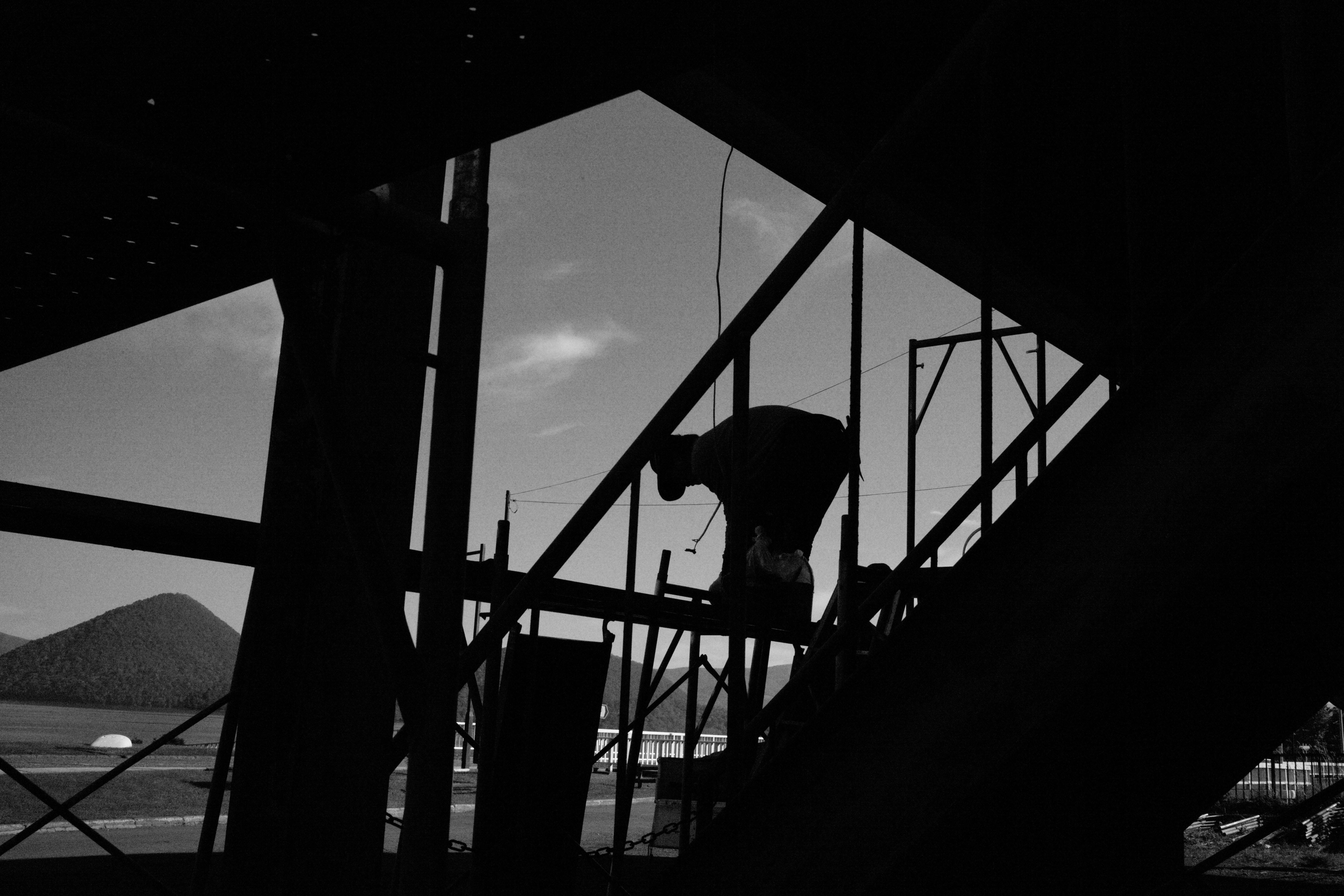 Penjaga Lansia di Desa Gunung dan Dosa-Dosa yang Menghantui