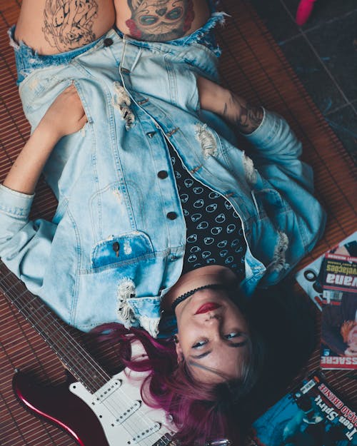 Gratis lagerfoto af asiatisk kvinde, fashionabel, guitar