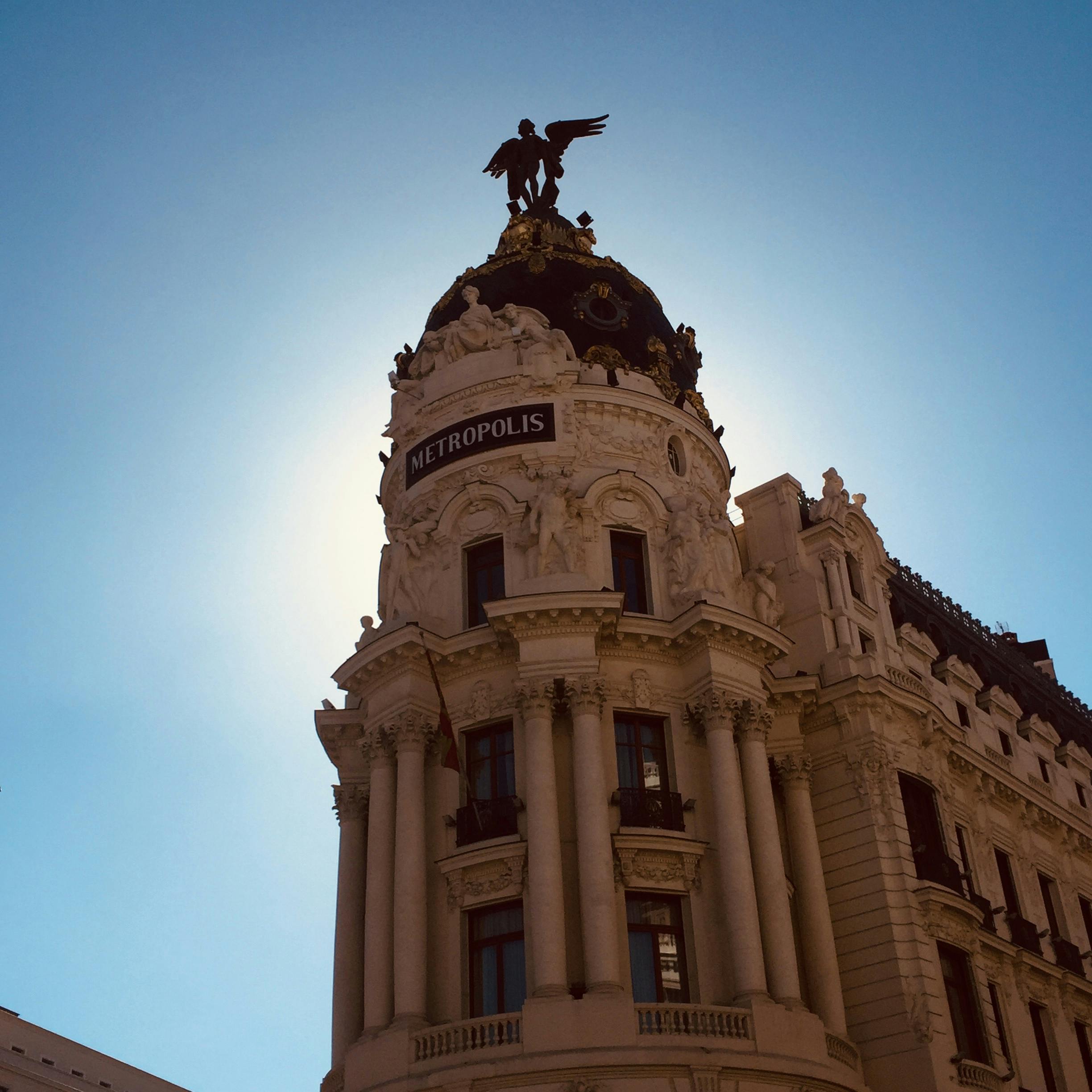一杯热气腾腾的茶,背景虚化,营造出舒适的氛围