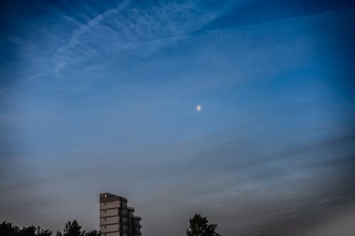 akşam, apartman binası, ay içeren Ücretsiz stok fotoğraf