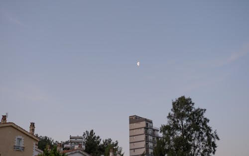 A picture of the moon over a city