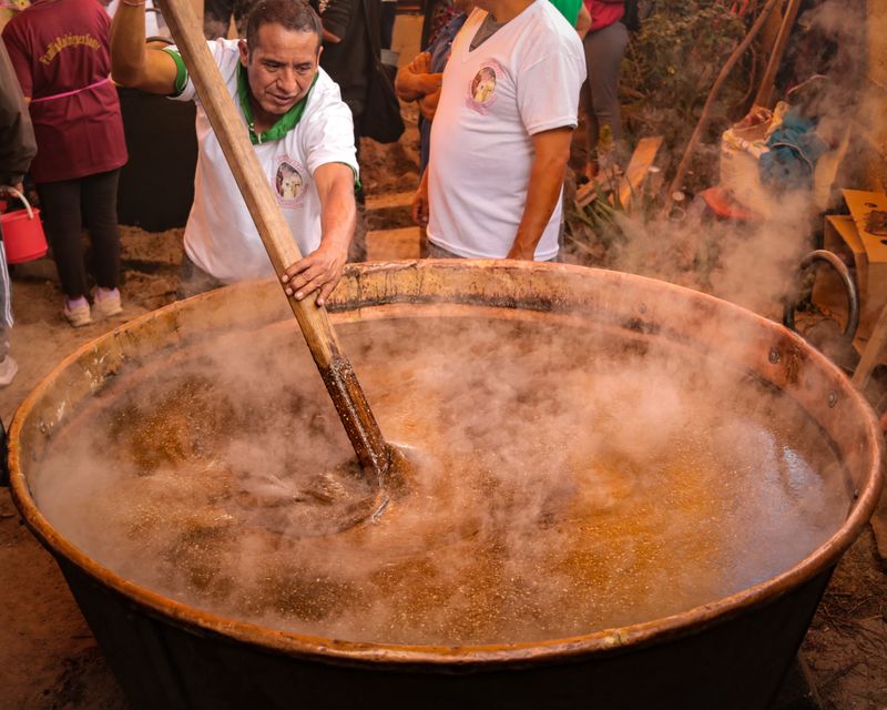 Hombre removiendo una olla gigante