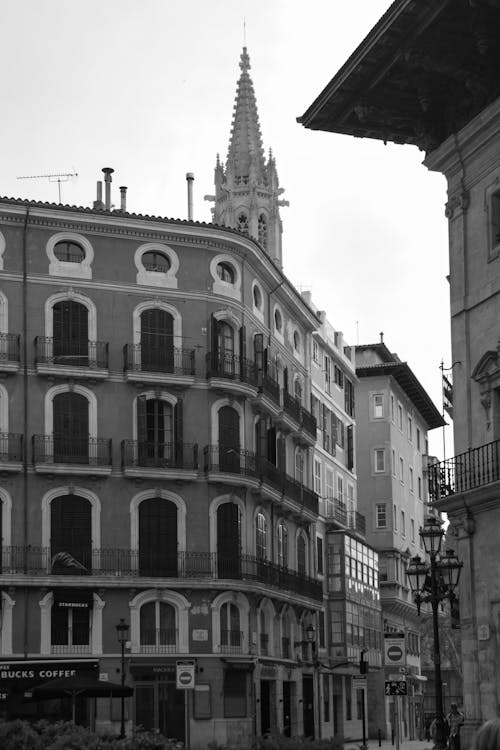 Foto d'estoc gratuïta de arquitectura gòtica, arquitectura moderna, blanc i negre