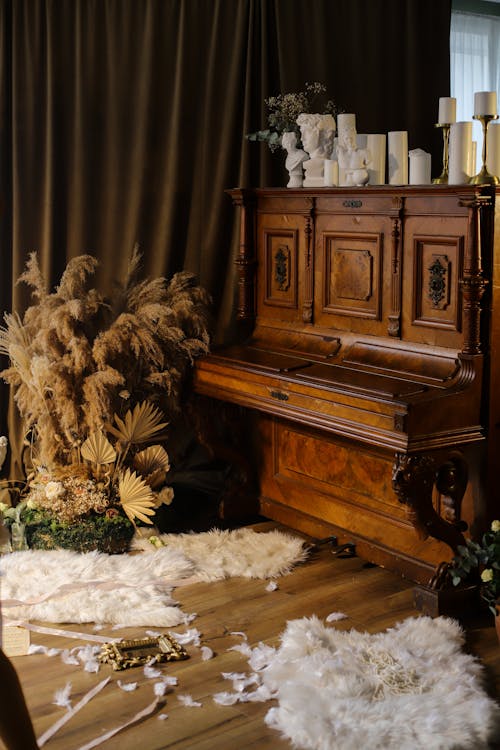 Darmowe zdjęcie z galerii z drewniana podłoga, dywaniki futrzane, fortepian