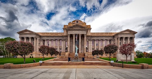 Edifício De Concreto Marrom