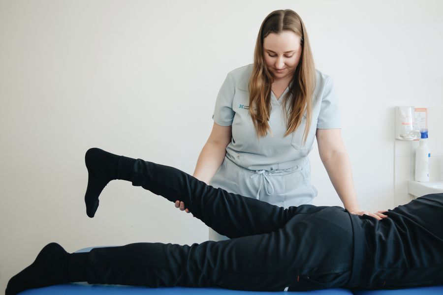 Profesional realizando una sesión de kinesiología