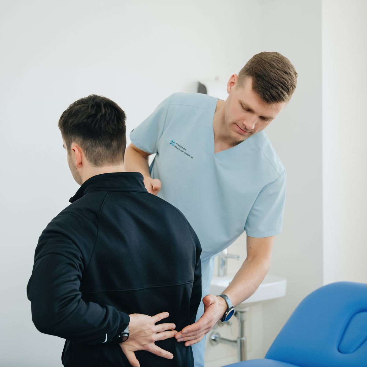 Fysiotherapeut behandelt patient