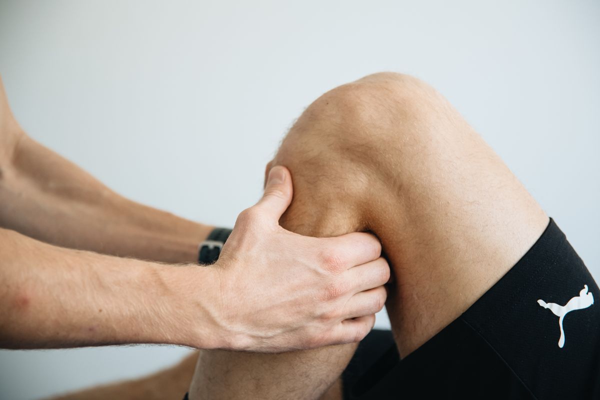 Hands-on physiotherapy assessment and treatment of the knee