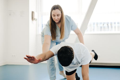 Kostenloses Stock Foto zu arm erhoben, ausübung, dehnen