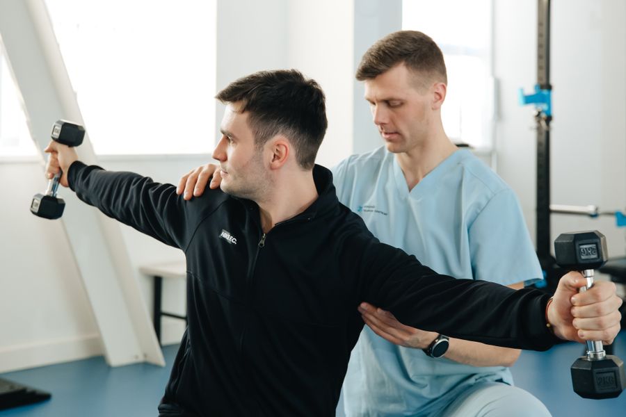 Sportphysiotherapie mit Kurzhanteln unter Anleitung