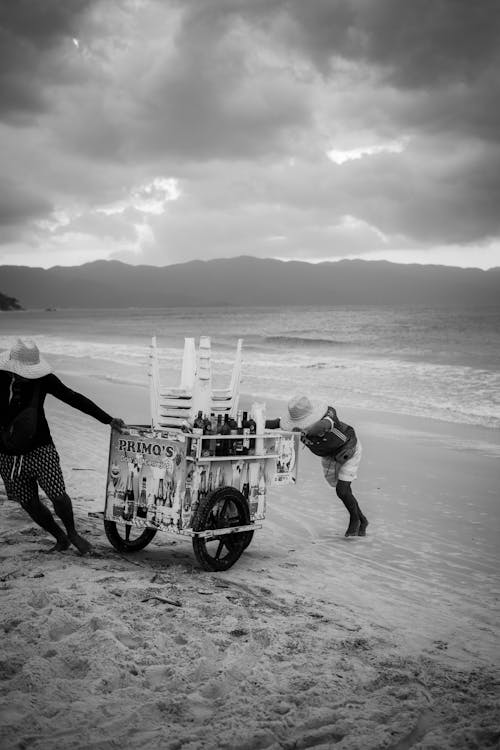 Foto profissional grátis de areia, black and white, carrinho