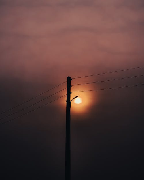 Gratis lagerfoto af gadelys, rød solnedgang