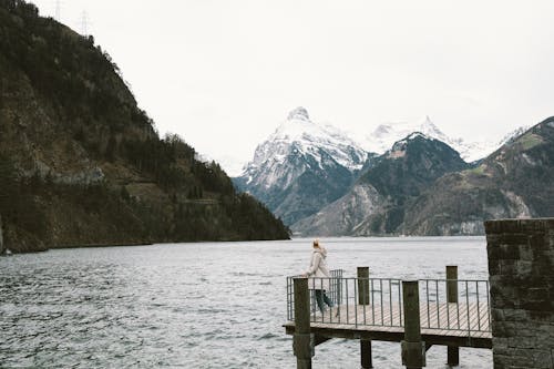 Foto profissional grátis de cais, de pé, lago