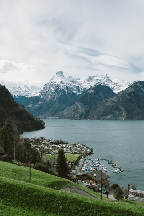 A view of a lake and mountains in switzerland