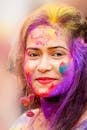 一位庆祝胡里节、脸上涂着彩色颜料的妇女的特写肖像
