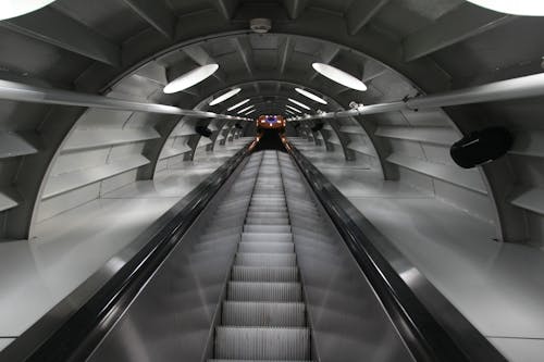 бесплатная Серый бетонный хорошо освещенный коридор Стоковое фото