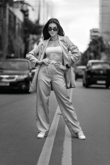 blazer oversize avec un pantalon large et un bandeau, plantée au milieu de la route, la tenue du jour, tranquille
#inspomode #beige #blazer #pants