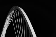 一张挪威卑尔根现代建筑拱门的极简主义黑白照片