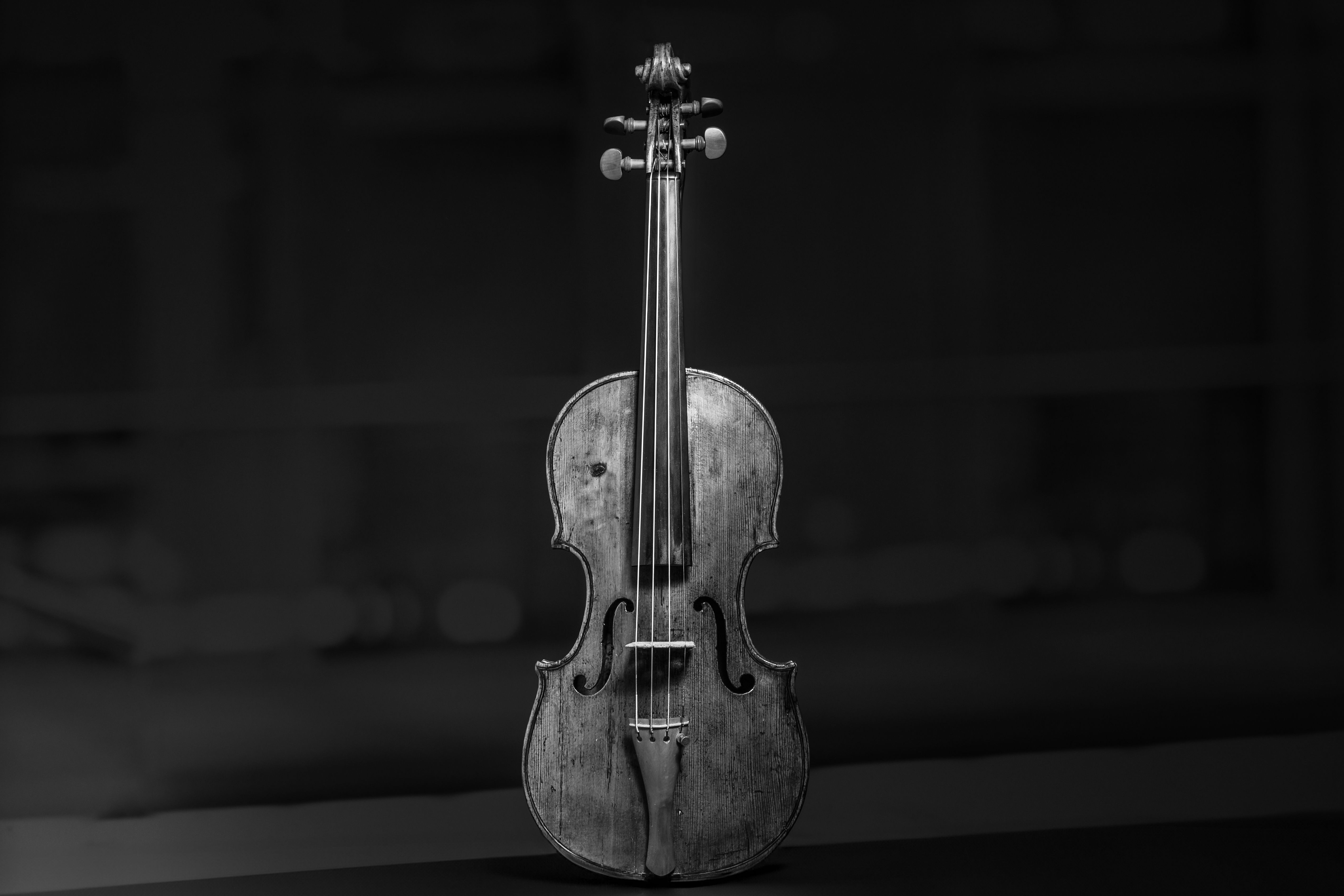 A classic violin beautifully captured in black and white, showcasing its timeless elegance.