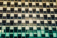 现代办公楼装有玻璃窗网格和空调