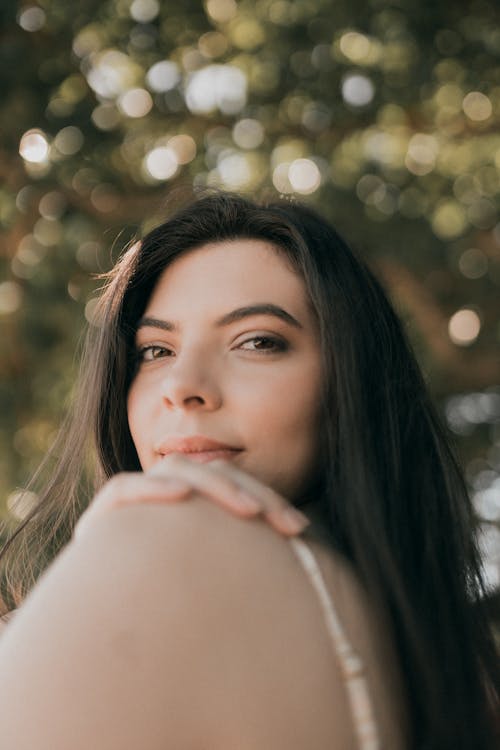 Foto profissional grátis de cabelo comprido, cabelo escuro, cara