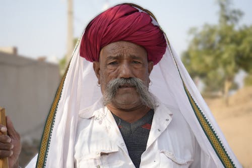 Free Portrait of a senior Indian man with a red turban in Jodhpur, India, showcasing traditional attire. Stock Photo
