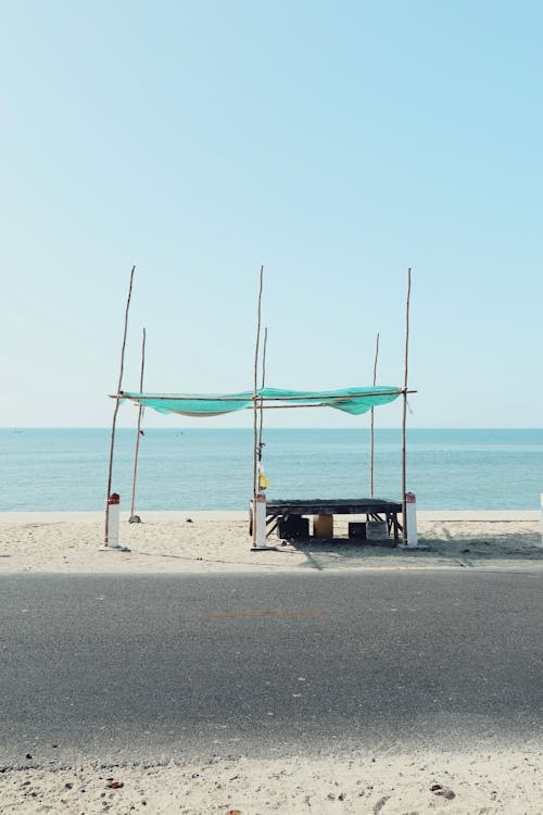 Foto profissional grátis de à beira-mar, areia, barraca