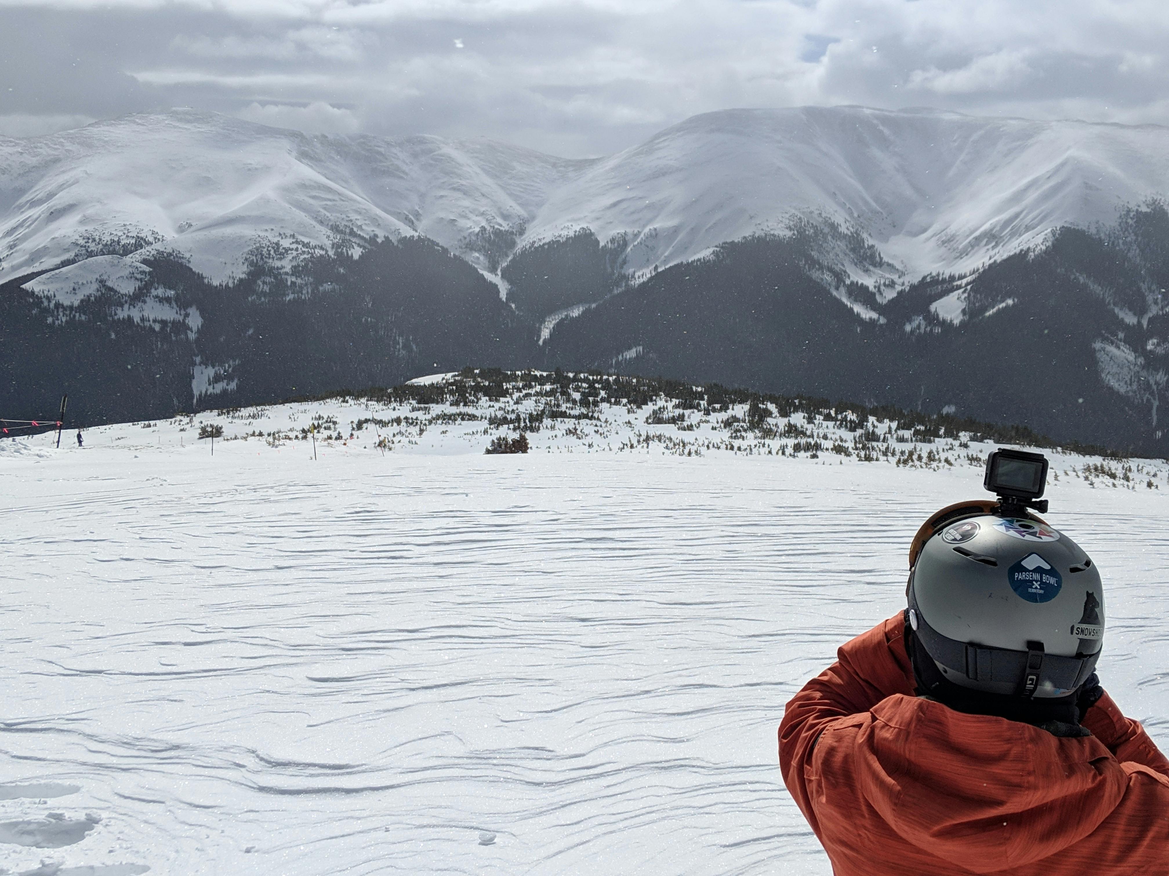 Vista aérea de uma aldeia histórica portuguesa com casas de xisto e telhados vermelhos, rodeada por vegetação.