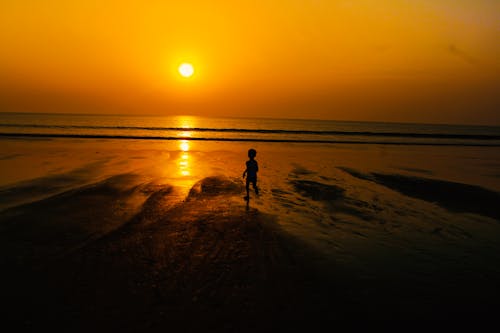 Darmowe zdjęcie z galerii z bieganie, dziecko, plaża