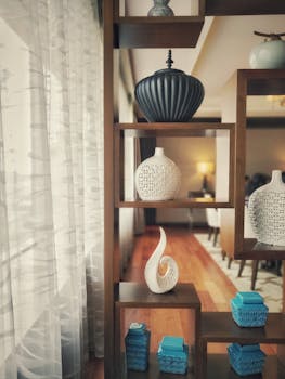 酒店客房装饰现代，配有装饰货架和豪华花瓶，营造出优雅别致的氛围