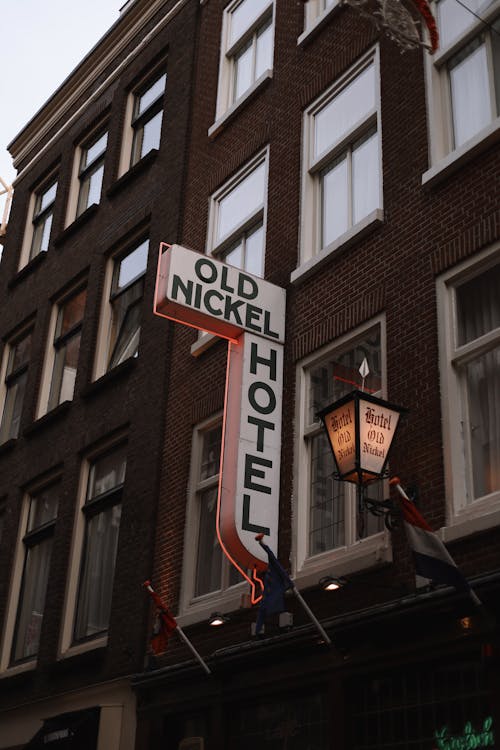 A sign that says oil nickel hotel on it