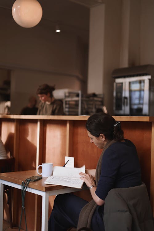 Immagine gratuita di bar, donna, leggendo