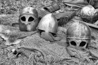 中世纪头盔和盔甲的黑白特写