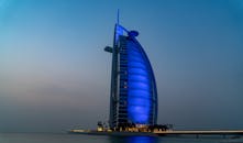 黄昏时分，阿联酋迪拜的阿拉伯塔亮起蓝色，景色壮丽