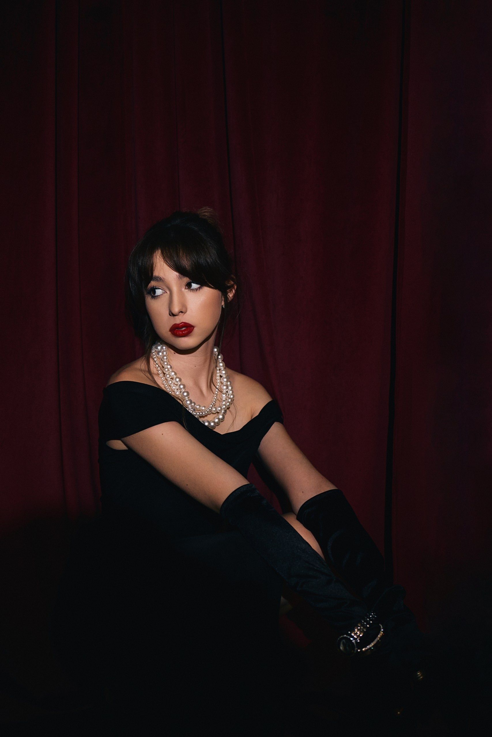 black dress white pearls red lipstick Vintage glam style with little black dress and pearls