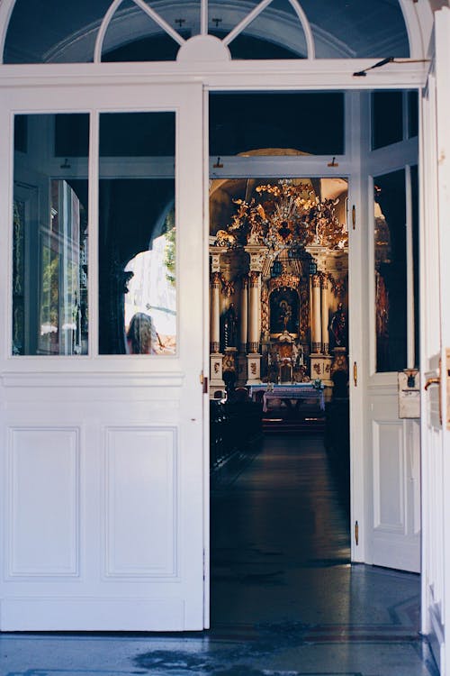 Otwarte Drzwi Prowadzące Do Katedry