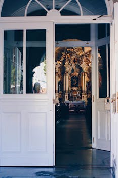 从敞开的门口望去，华丽的教堂祭坛展现了复杂的建筑细节